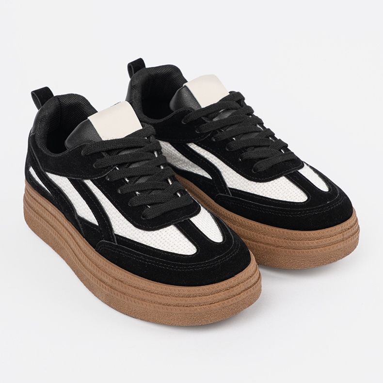 Fekete női cipők fehér betétekkel. 2