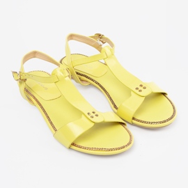 Sárga szandál egy lapos talpon 2