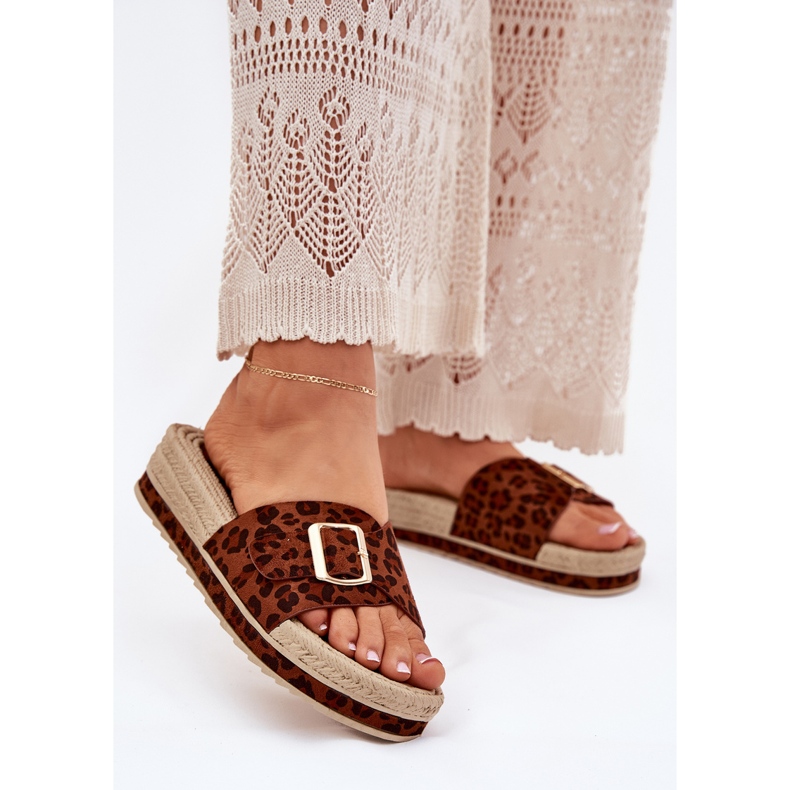 A női papucs a platformon egy arany csat leopárd csatjával barna 2