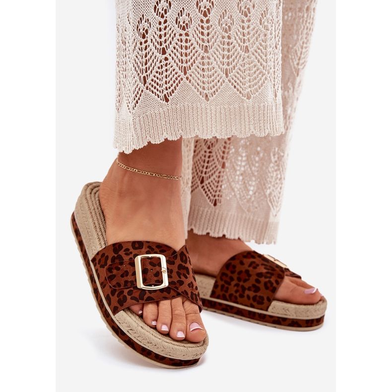 A női papucs a platformon egy arany csat leopárd csatjával barna 1