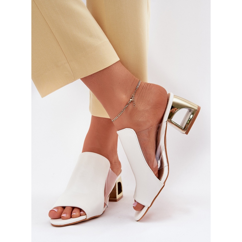 A női papucs lepattan a poszton fehér 2