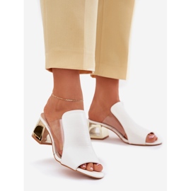 A női papucs lepattan a poszton fehér 1