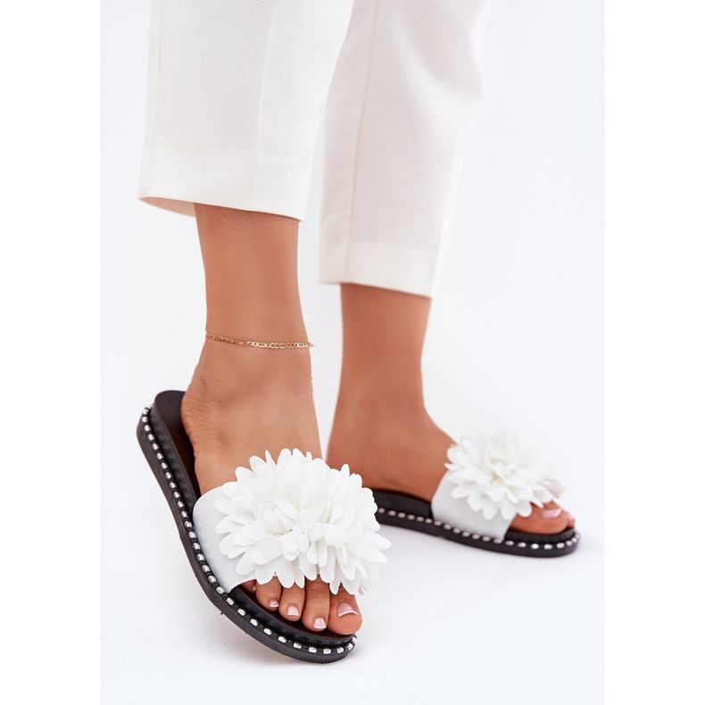 Fehér virágokkal díszített női papucs 2
