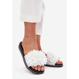 Fehér virágokkal díszített női papucs 1 Fehér virágokkal díszített női papucs 1