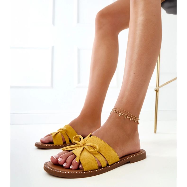 Sárga papucs meghajlással és dekorációval a széleken 1