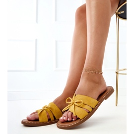 Sárga papucs meghajlással és dekorációval a széleken 2