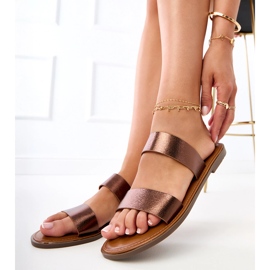 Barna női papucs csíkokkal 2