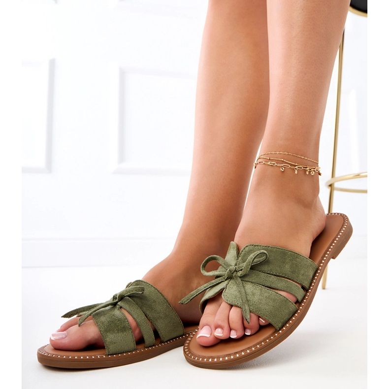 Zöld papucs meghajlással és dekorációval a széleken 1