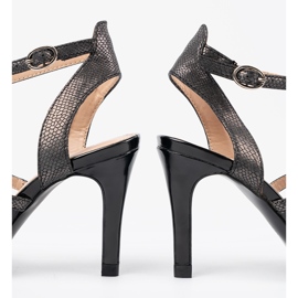 Fekete szivattyúk egy magas sarkon 1