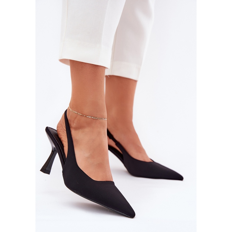 Női szandál egy fekete csapon 2