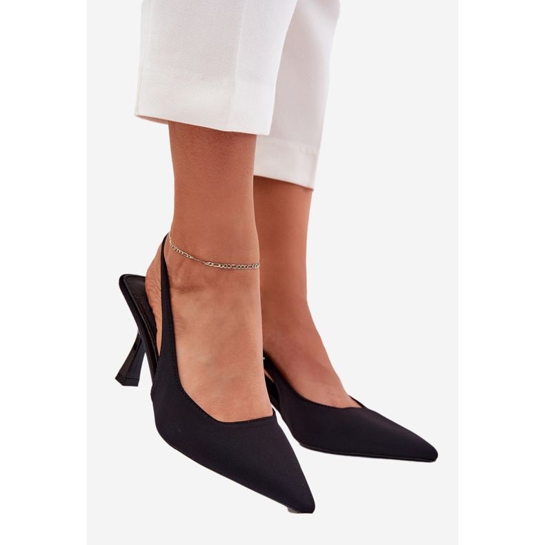 Női szandál egy fekete csapon 1