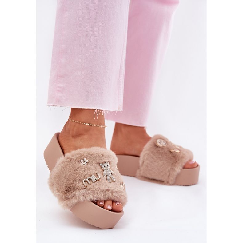 A női papucsok platformon szőrme és aranycsapok bézs 2 A női papucsok platformon szőrme és aranycsapok bézs 2