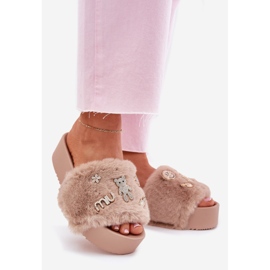 A női papucsok platformon szőrme és aranycsapok bézs 1 A női papucsok platformon szőrme és aranycsapok bézs 1