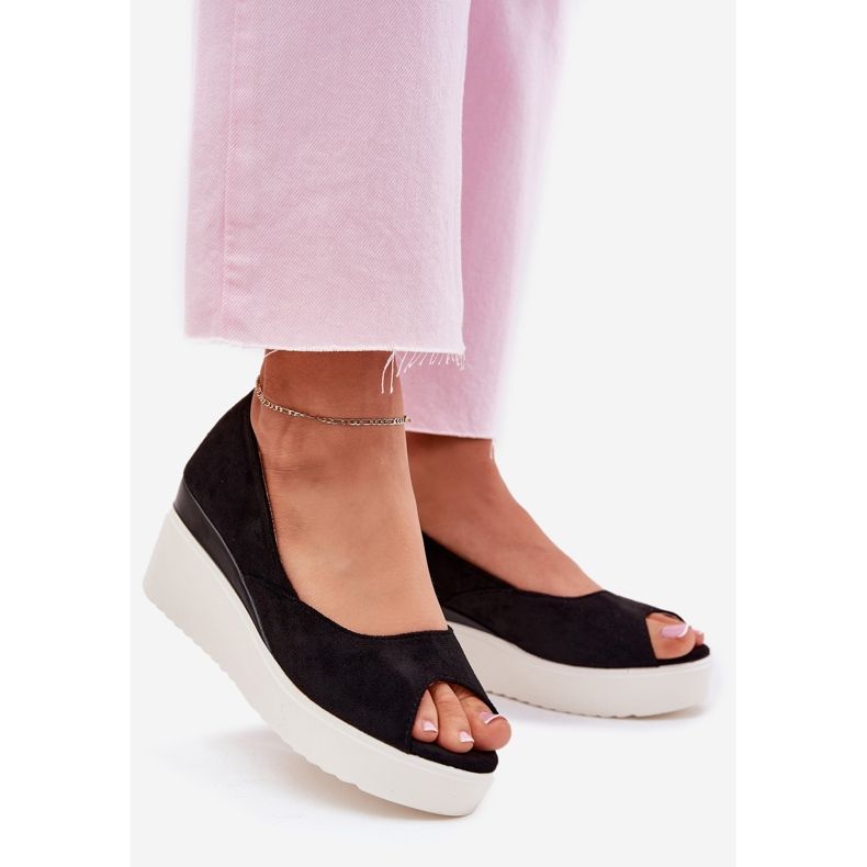 Női szandál egy ékhez, amelynek öko velúr fekete 1