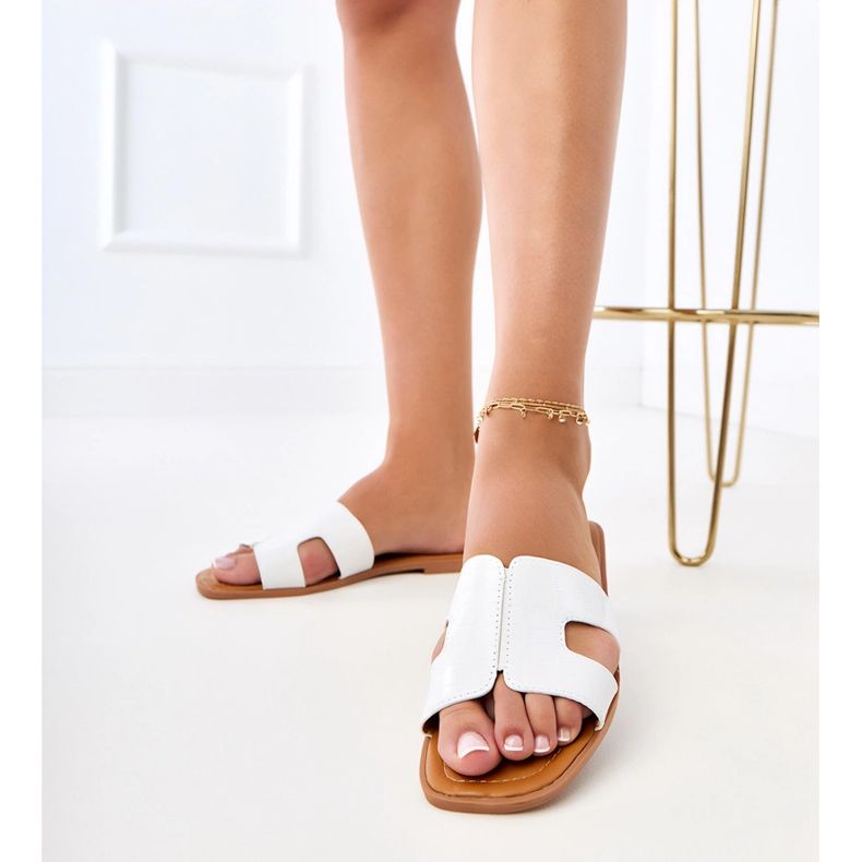 Fehér szárnyak egy lapos talpon, nyomással 2