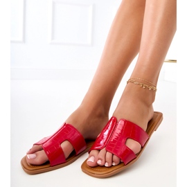 Piros flip -flopok egy lapos talpon, nyomással 2