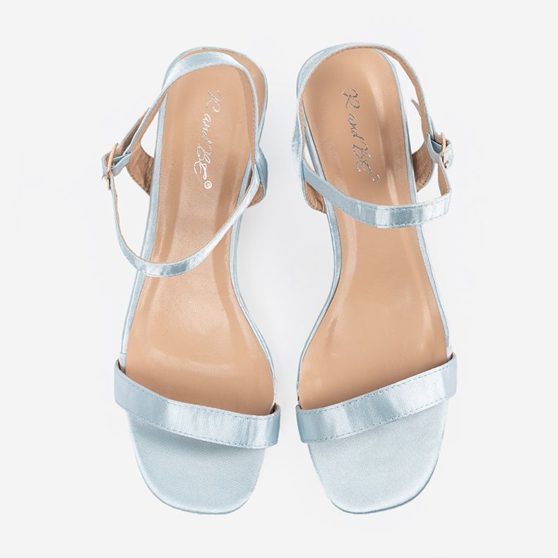 Kék szandál egy oszlopon 1