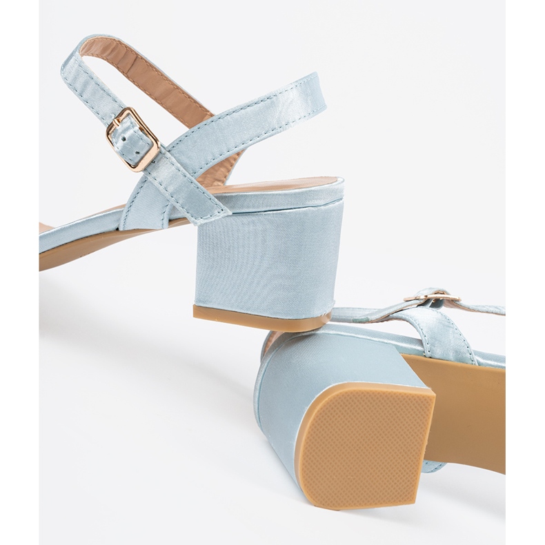 Kék szandál egy oszlopon 2