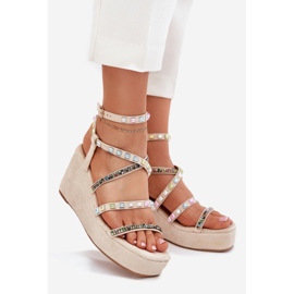 Női szandál ékhez dekorációval a csíkok bézsén 1 Női szandál ékhez dekorációval a csíkok bézsén 1