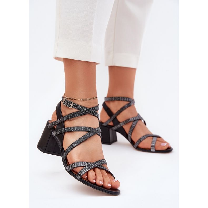 Női bőr szandál csíkokkal a Maciejka Post 06969-01 fekete 2