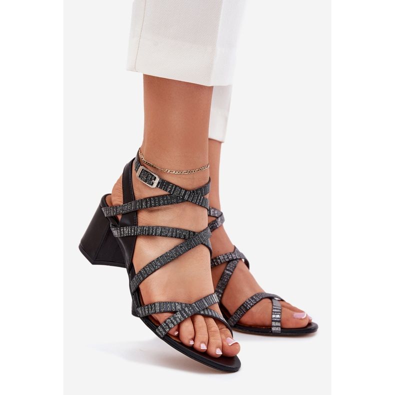 Női bőr szandál csíkokkal a Maciejka Post 06969-01 fekete 1