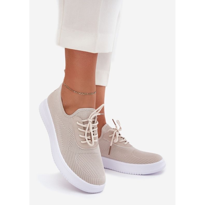 Anyag elpusztult sportcipő a platformon a női bézs 1 Anyag elpusztult sportcipő a platformon a női bézs 1