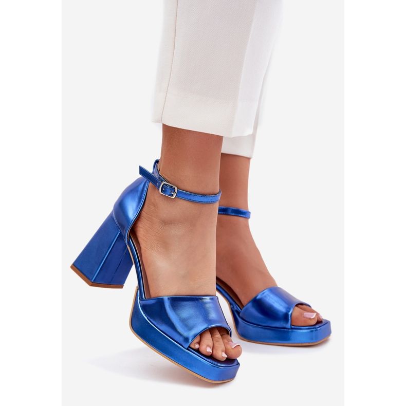Festett női szandál a kék poszton 1