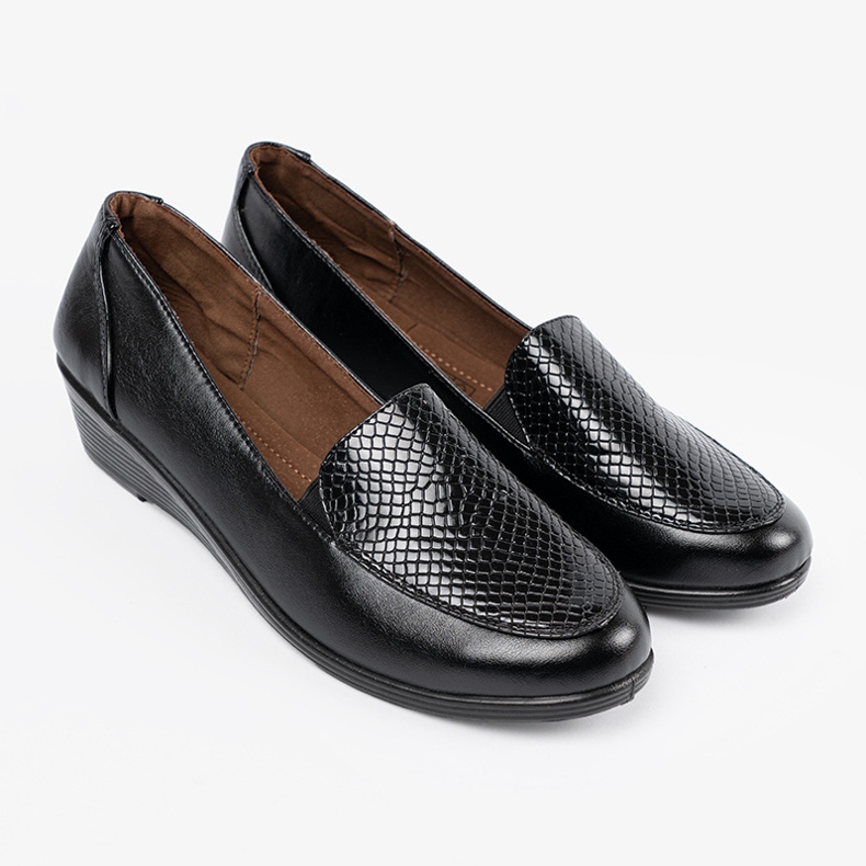 Női cipő kígyó bőr textúrájával fekete 2