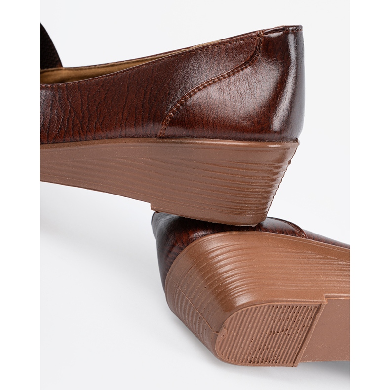 Shelvt Cipő egy alacsony ékön barna 1