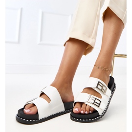 Fehér flip flopok a blau platformon 1