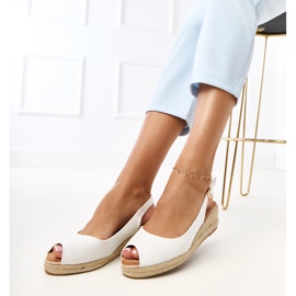 Fehér espadril szandál a Nevarek ékön 2