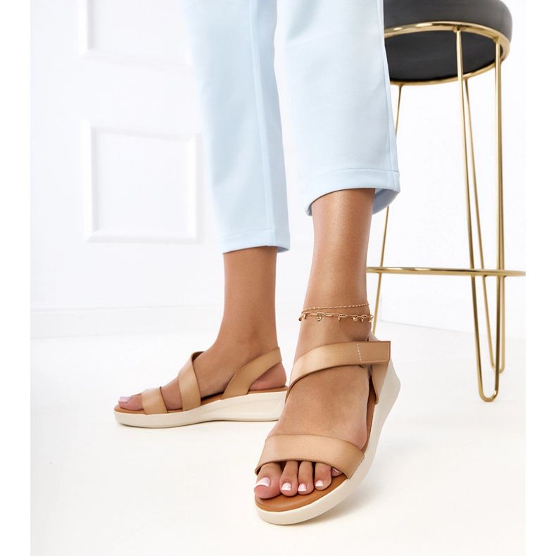 Bézs szandál egy alacsony ék -verkado -on 2