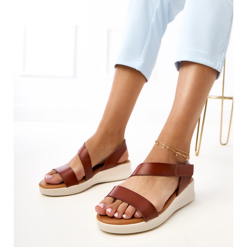 Barna szandál egy alacsony ék -verkado -n 1