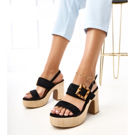 Fekete szandál az oszlopon, az Elevira bilincsel díszítve 1