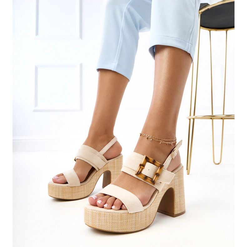 Bézs szandál az oszlopon, az Elevira bilincsel díszítve 1