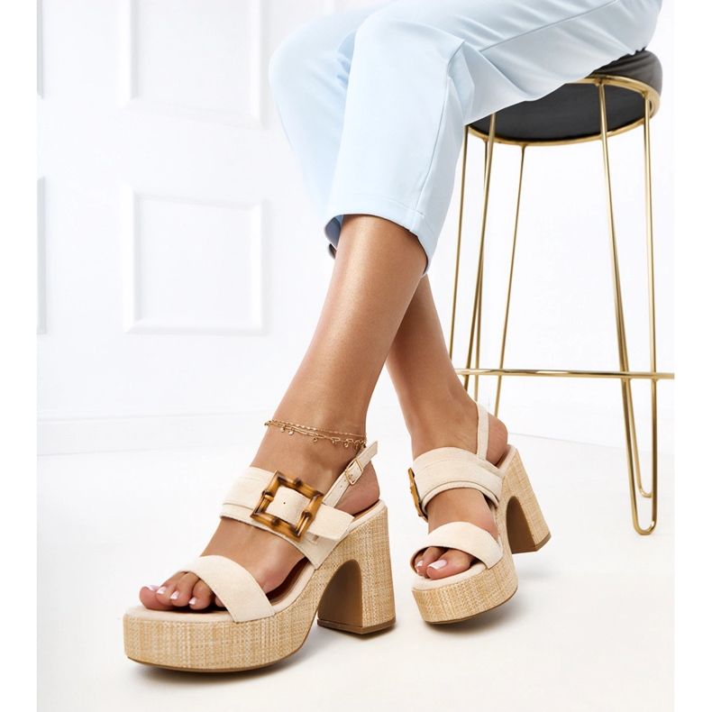 Bézs szandál az oszlopon, az Elevira bilincsel díszítve 2