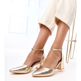 Aranyszivattyúk az oszlopon, a Keris -kockákon rögzítettek aranysárga 2