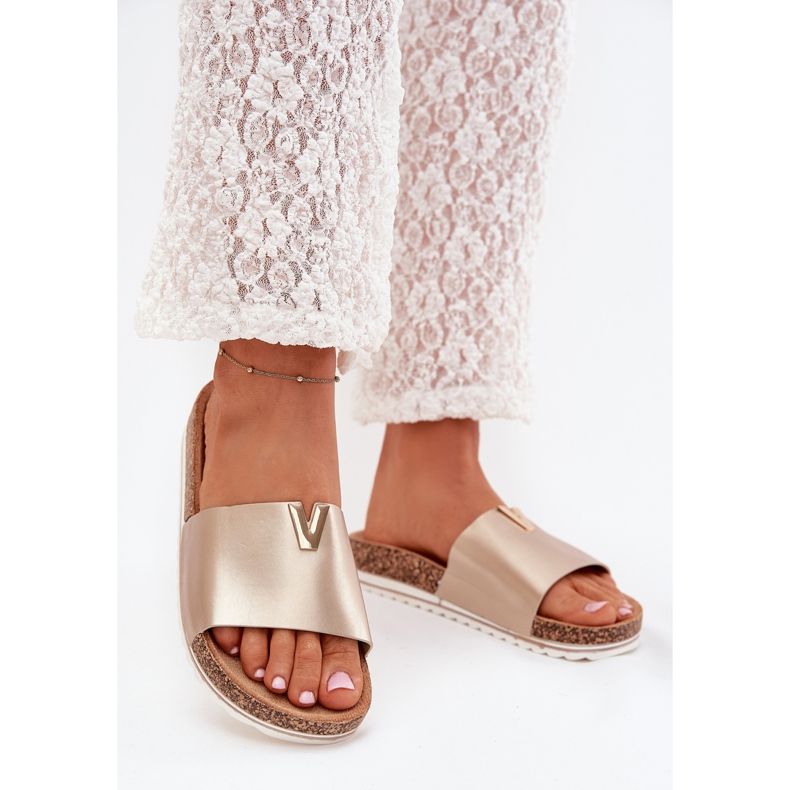 Boto A női papucs egy parafa platformon, az arany vesszira dekoratív részletével aranysárga 2