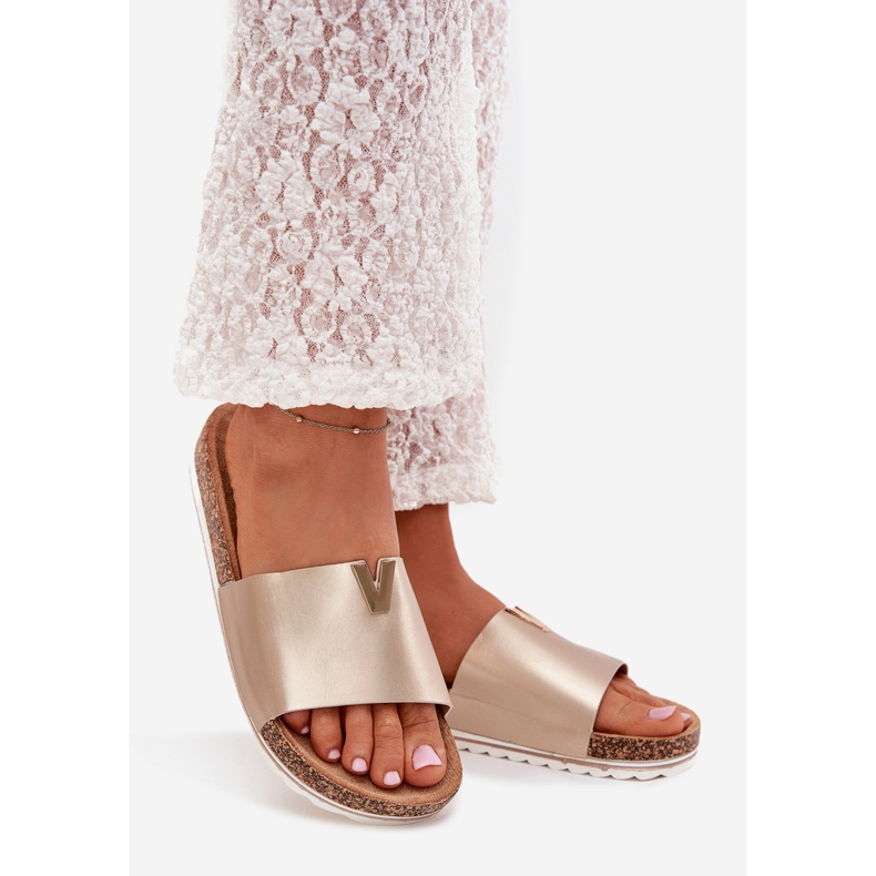 Boto A női papucs egy parafa platformon, az arany vesszira dekoratív részletével aranysárga 1