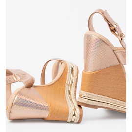 Shelvt Női szandál ékeken rózsaszín aranyban 1