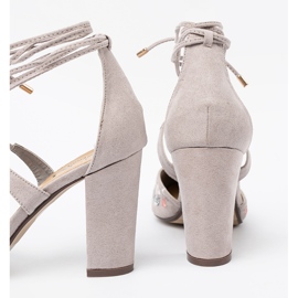 Shelvt Kötött szivattyúk virágmintával szürke 1