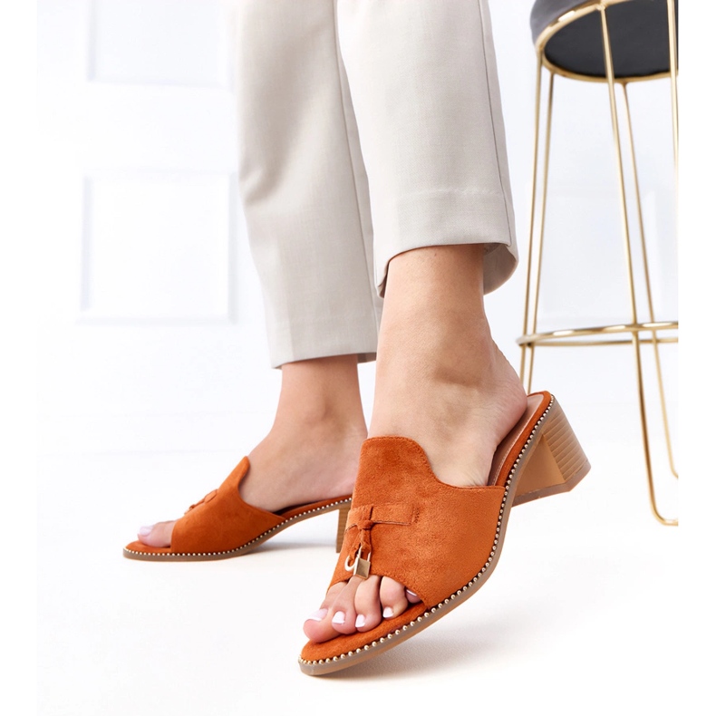 Barna flip -flopok a nyír díszn 2