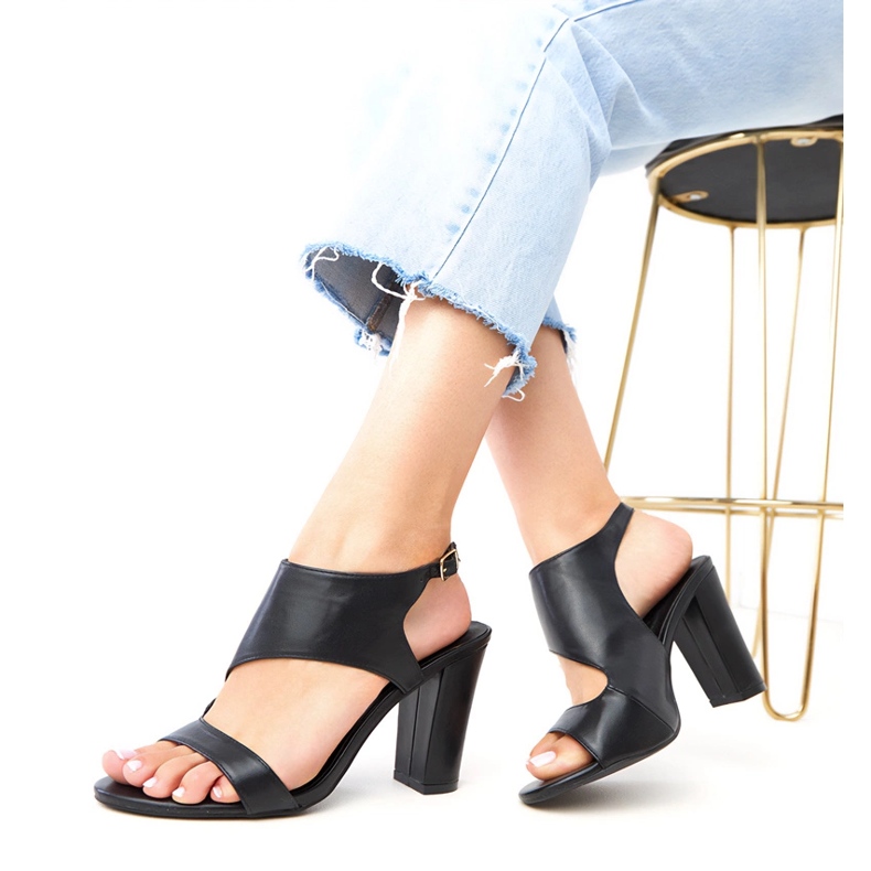 Fekete szandál az oszlopon, Sergida kockaival rögzítve 2