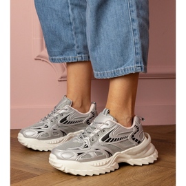 Ezüst sport cipők egy stílusos talpon 1