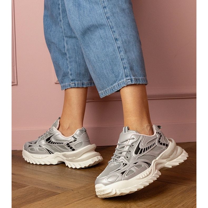 Ezüst sport cipők egy stílusos talpon 2