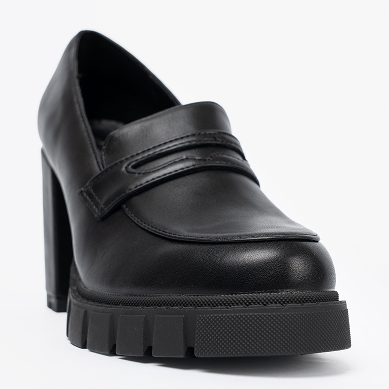 Shelvt Fekete Loays egy csapda talppal rendelkező bejegyzésen 1