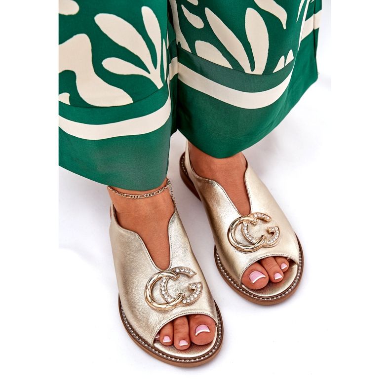 Lapos bőr szandál Laura Messi dekorációjával 2865 Zlotys aranysárga 3