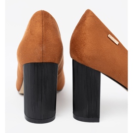 Goodin Világosbarna szivattyúk egy fekete oszlopon 1