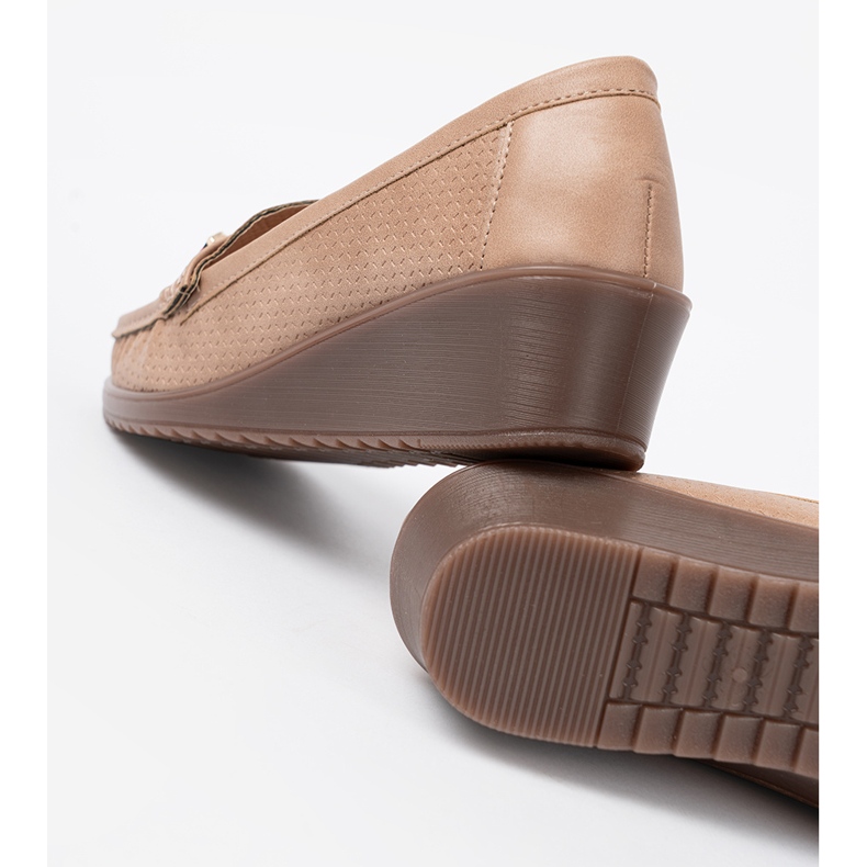 Shelvt Bézs cipő arany dekorációval 1