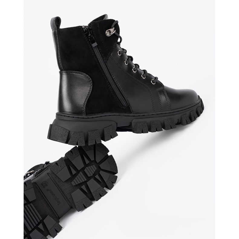 Fekete csizma egy hatalmas talppal és Sergio Leone csúszkával 1